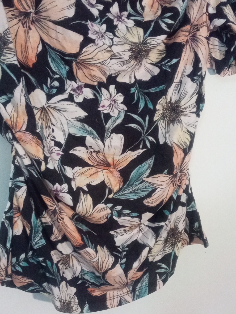 Dg2 Floral Short-Sleeve Black with Peach and Teal Flowers Large NWt Runs Small - Picture 3 of 3